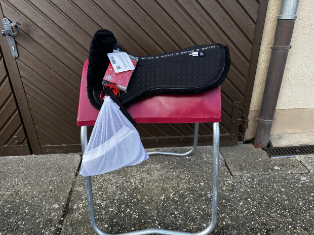 MATTES Sattelkissen + Correction System, mit Lammfellrand vorne schwarz/ schwarz