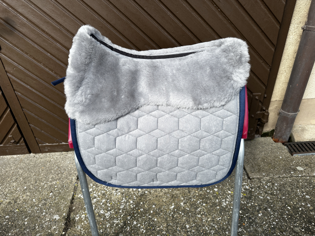 Mattes Schabracke Dressur L samt Crystal blau Lammfell vorne
